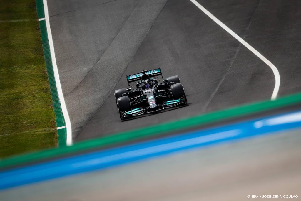Hamilton troeft Verstappen af en boekt 97e zege in Formule1