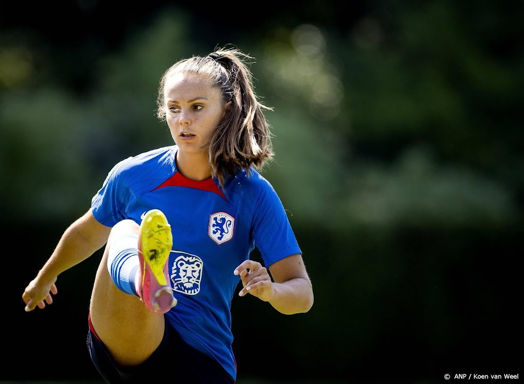 Voetbalsters met Beerensteyn en Martens voorin tegen België