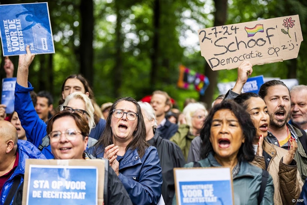 Paar honderd betogers komen aan bij paleis na bordesscène