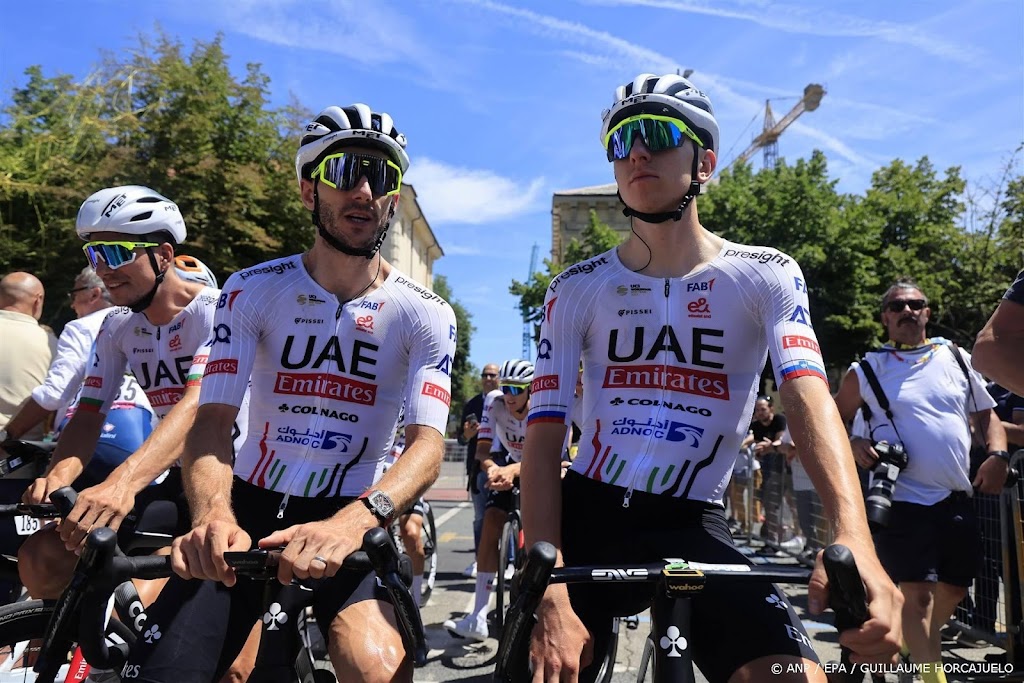 Tourpeloton op weg naar Frankrijk voor eerste bergrit