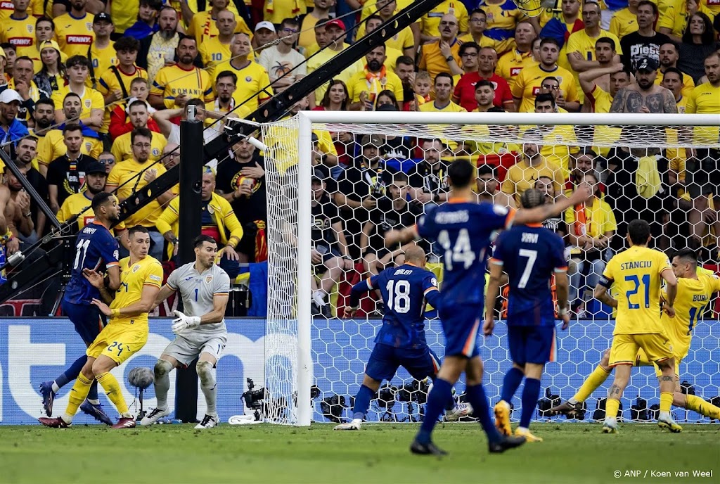 Duel Oranje even onderbroken door kind dat veld oprent