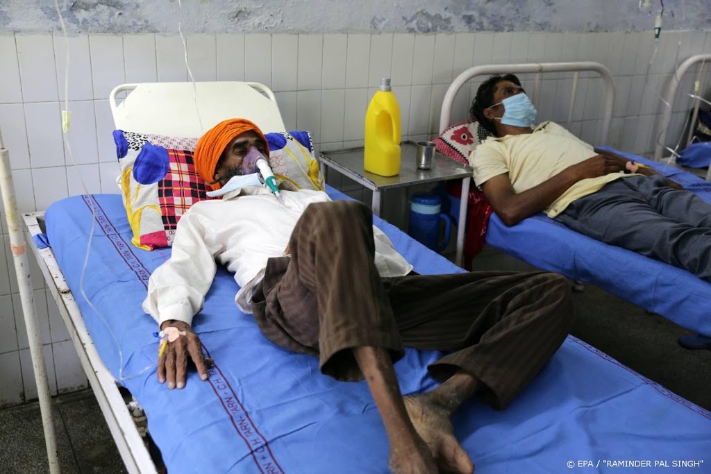 Dodental door giftige drank India loopt op tot bijna honderd