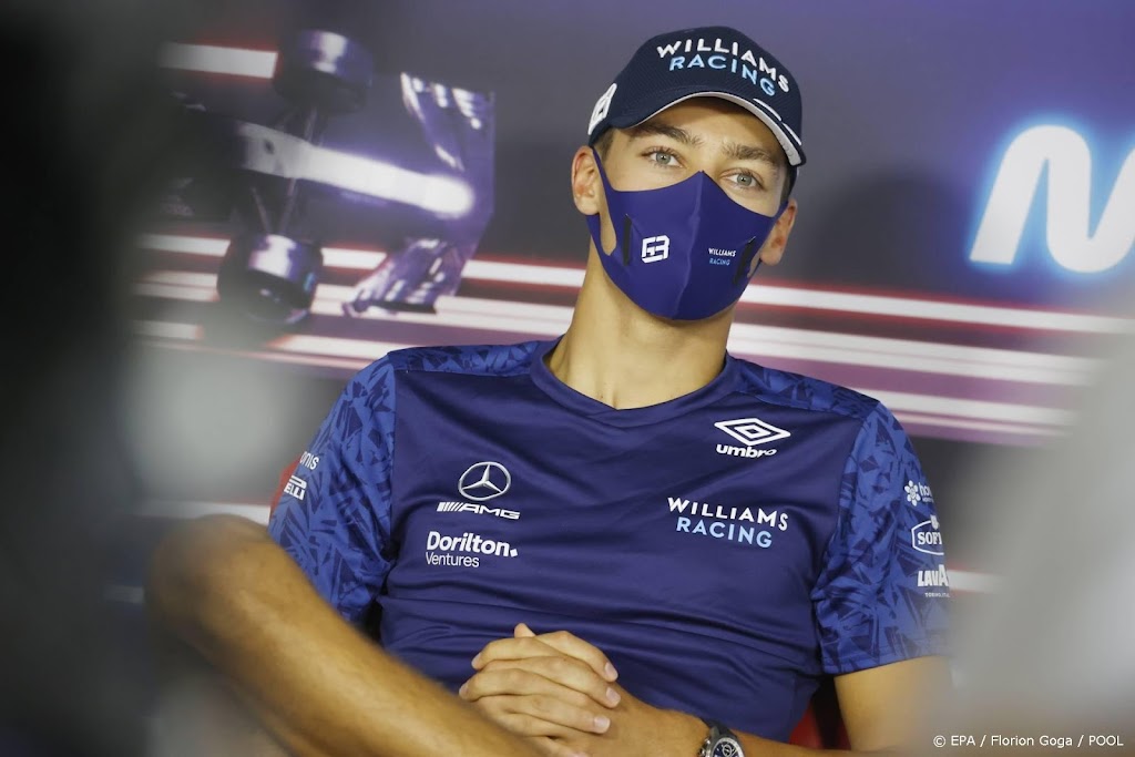 Russell test nieuw formaat banden in een Mercedes