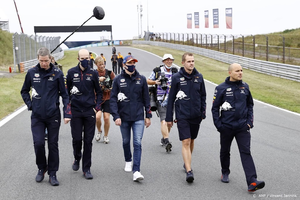 Coureurs arriveren voor wandeling over circuit Zandvoort