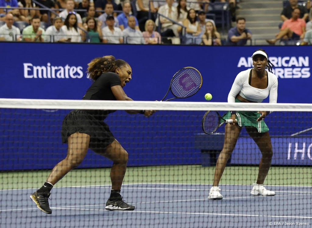 Serena en Venus Williams verliezen dubbelspel