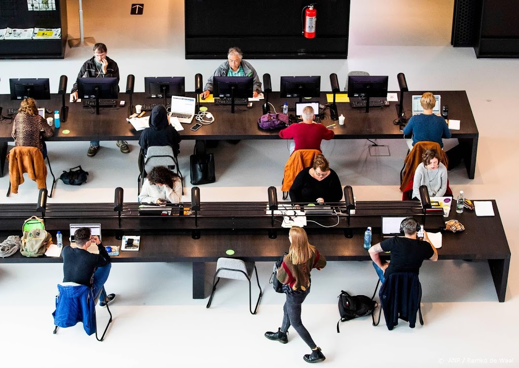 Amsterdamse studenten demonstreren voor fysiek onderwijs