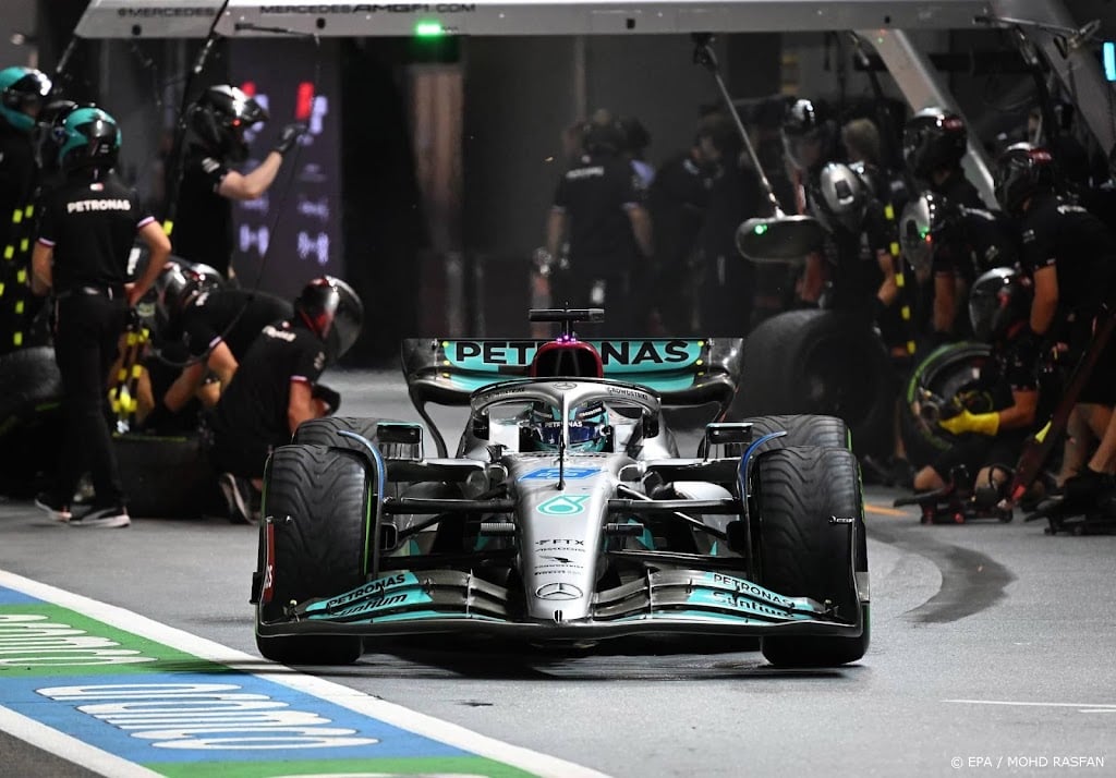 Mercedes-coureur Russell start uit pits vanwege motorwissel