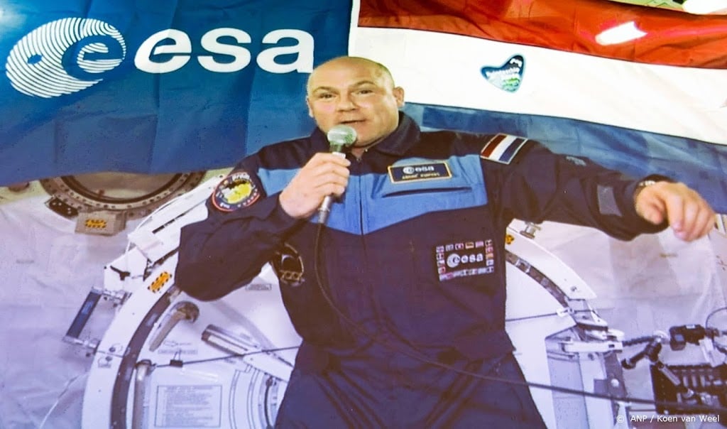 André Kuipers schenkt vlag die mee ging naar ISS aan Rijksmuseum