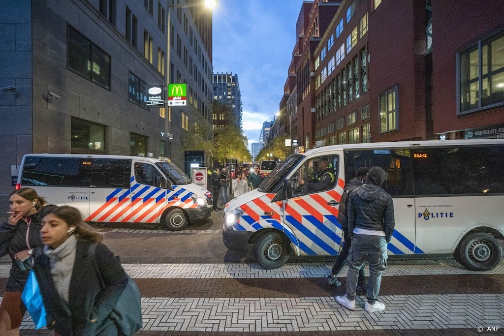 Demonstranten bij ministerie waar persconferentie plaatsvindt