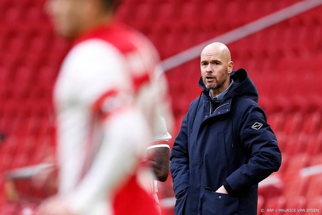 Ten Hag ziet Ajax weer door een fout verliezen van Liverpool