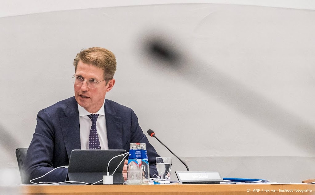 Minister Dekker: 'gsm-paraplu' in de gevangenis komt er niet