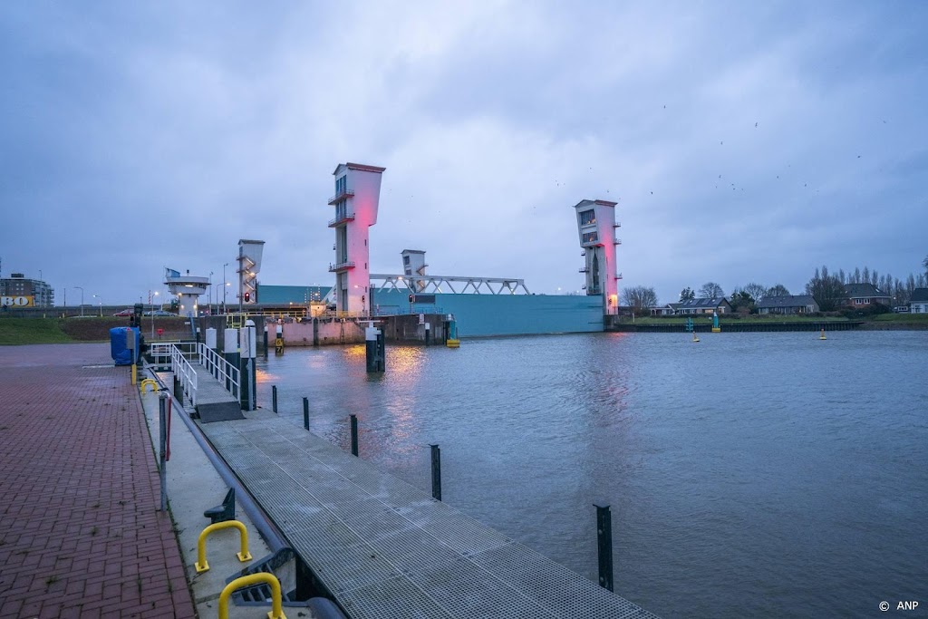 Vluchtelingen op schip wegens feestdagen naar Hellevoetsluis
