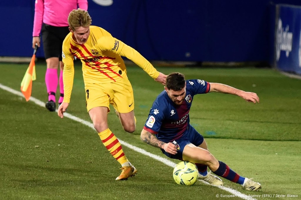 Barcelona wint nipt dankzij treffer De Jong