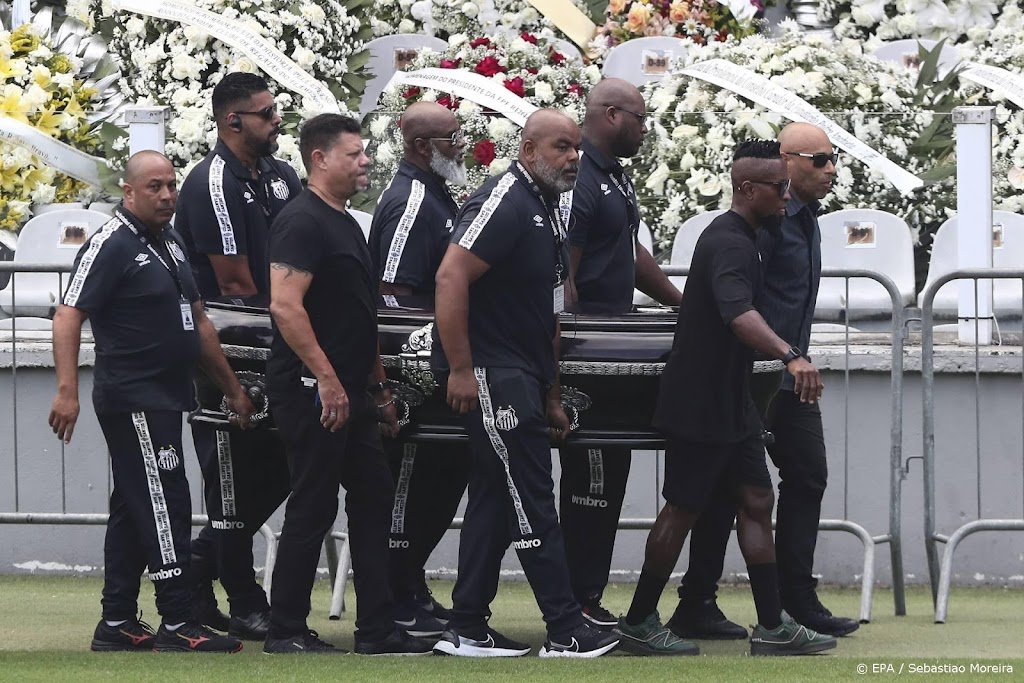 Lichaam Pelé vanuit stadion op weg naar begraafplaats