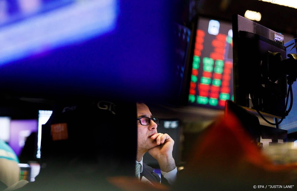 Beurs in China verliest 9 procent bij opening