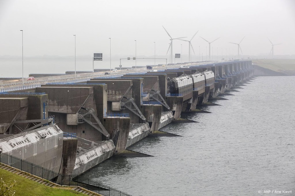 Haringvlietsluizen op een kier om rivierwater te spuien