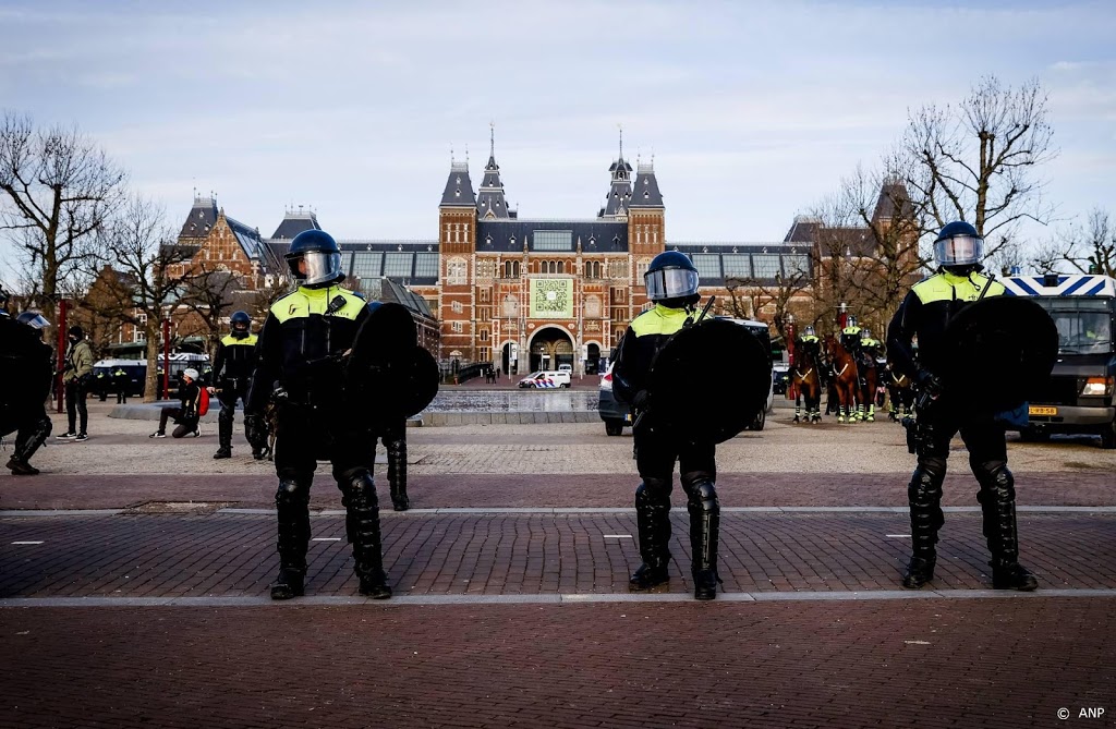 Drie relschoppers Museumplein moeten voor rechter verschijnen