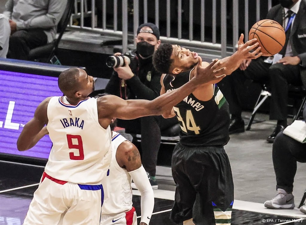 Antetokounmpo weer boven de 50 punten en James nadert NBA-record