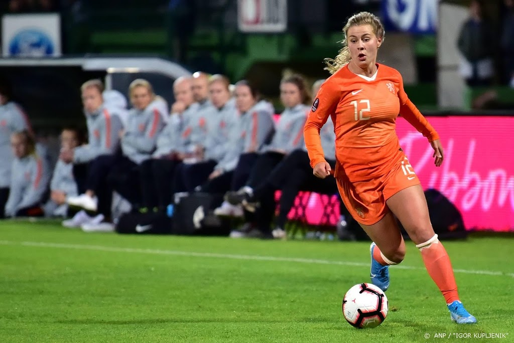 Voetbalster Pelova haakt met knieklachten af bij Oranje