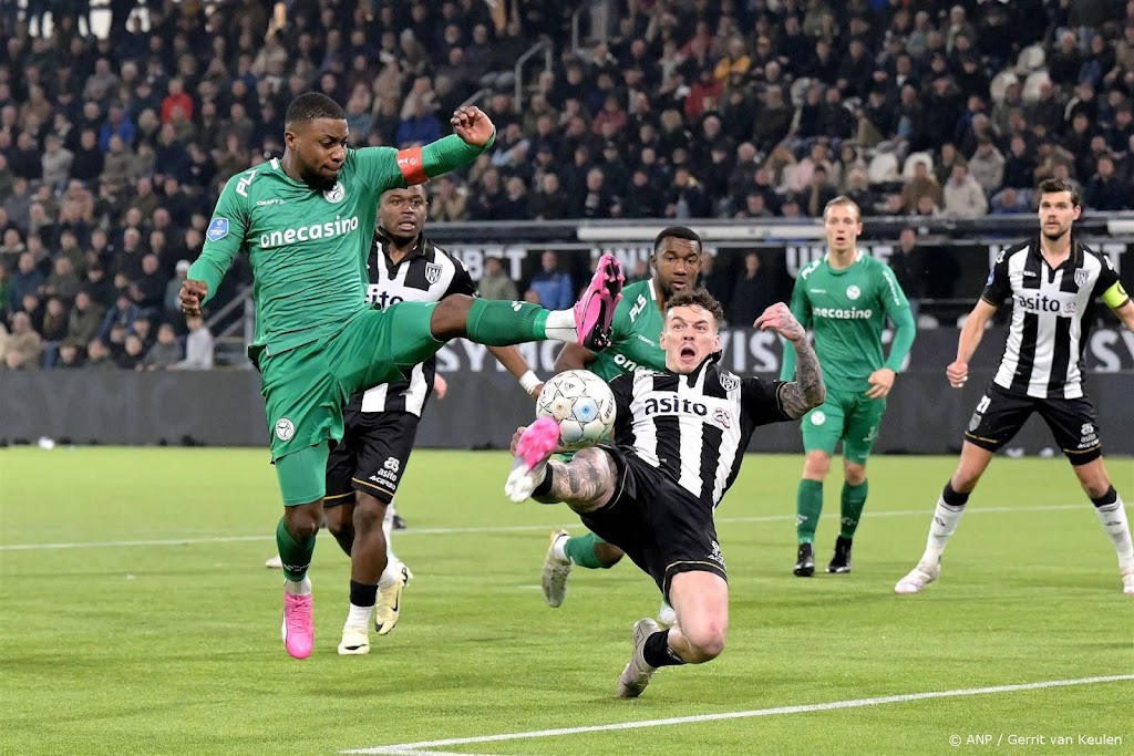 Heracles na 2-0-achterstand gelijk tegen tien man Almere