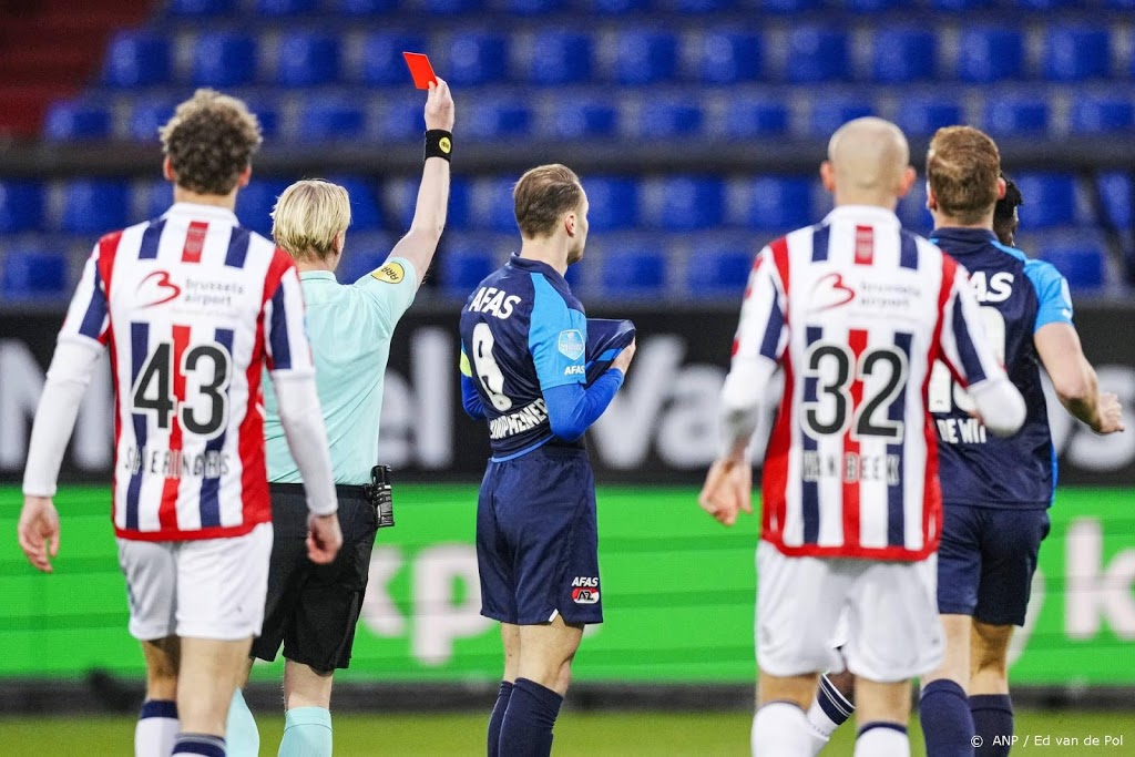 Aanvoerder Koopmeiners van AZ krijgt na 5 minuten rode kaart