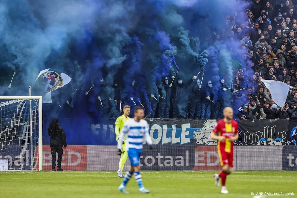 IJsselderby ligt enkele minuten stil vanwege rookbommen