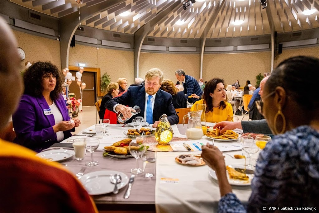 Willem-Alexander woont iftar bij: begrip is belangrijk