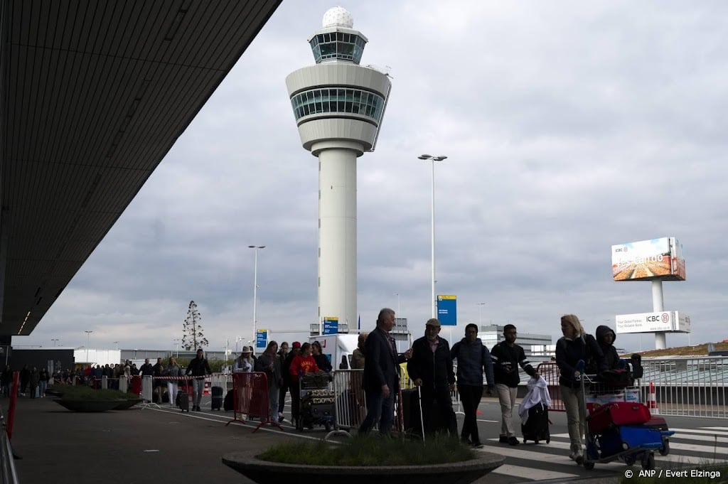 Luchtvaartsector om tafel met Schiphol over chaos op luchthaven