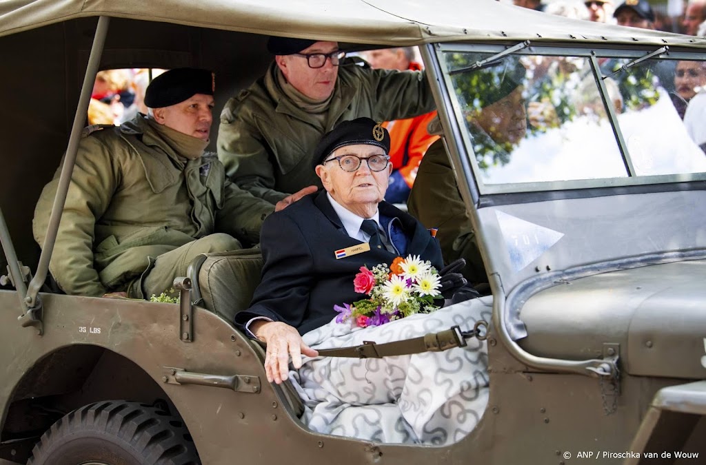 Britse hoogbejaarde veteranen komen over voor Bevrijdingsdefilé