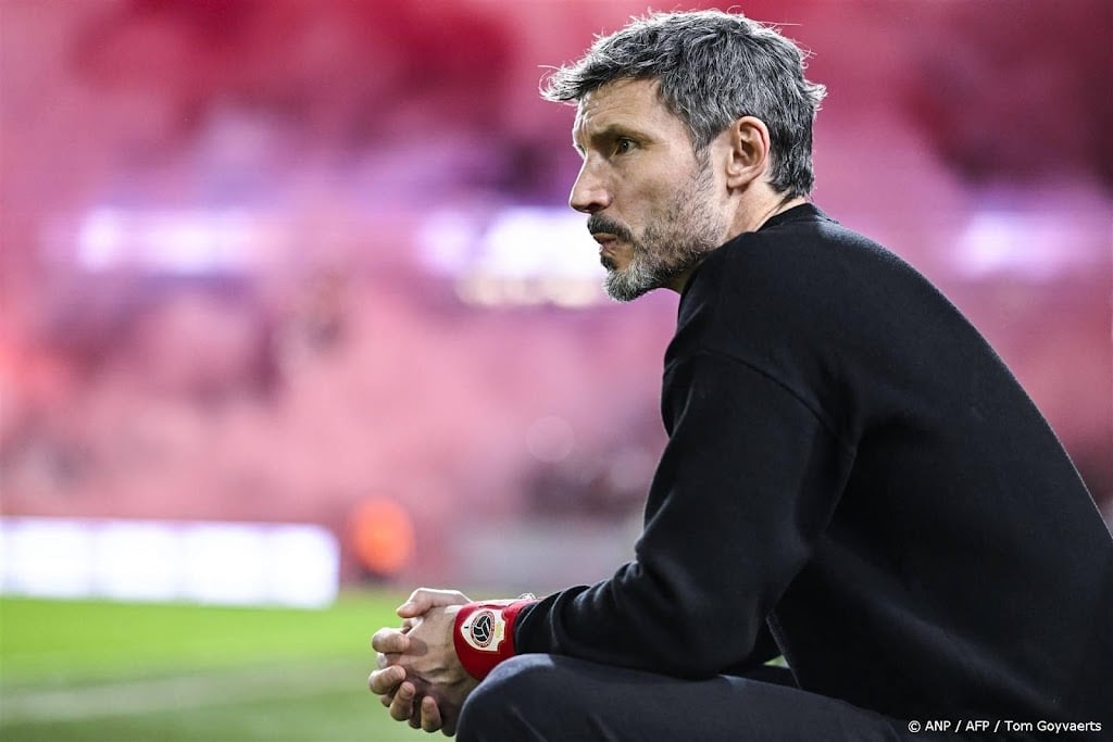 Trainer Van Bommel staat voor vertrek bij Antwerp