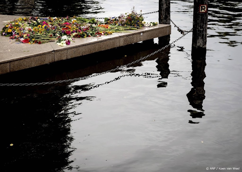 Bloemen, knuffels en kaarsen bij wake voor Gaza in Amsterdam