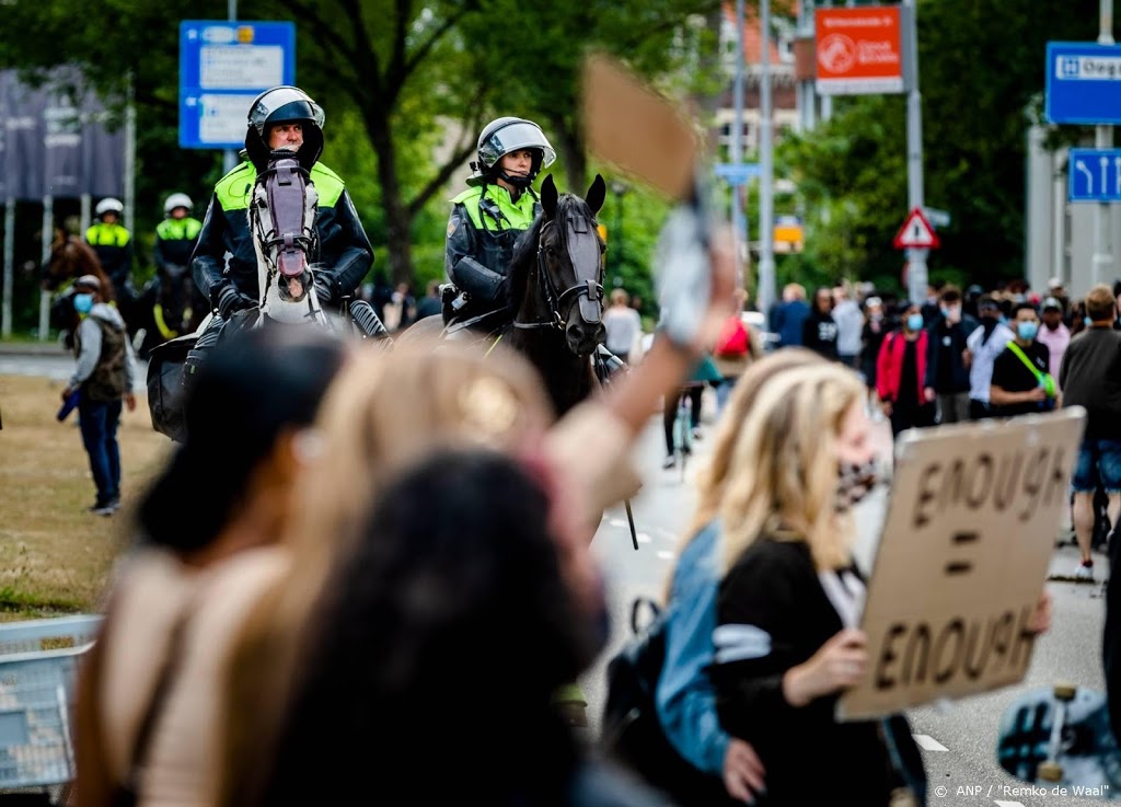 ME treedt in Rotterdam op Schouwburgplein op tegen groepen