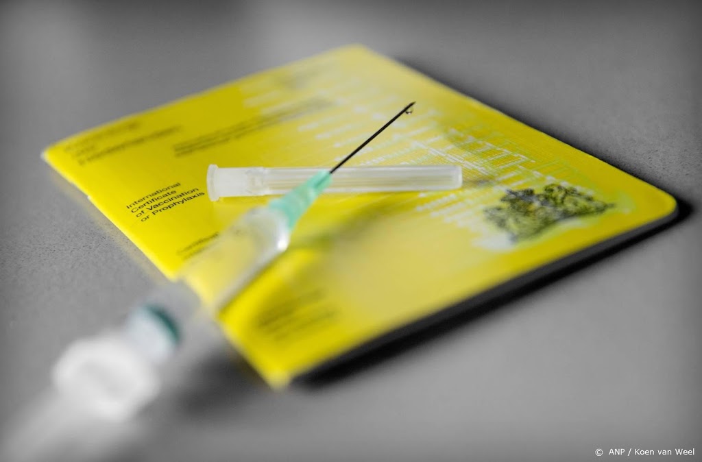 Alle GGD'en gaan coronaprikken in gele boekjes stempelen
