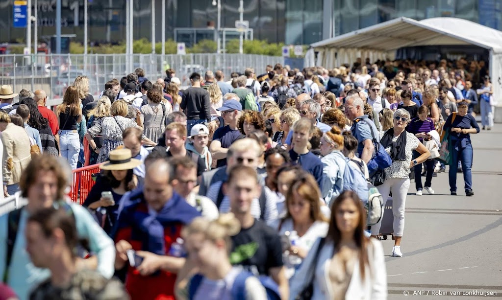Te vroeg op Schiphol betekent buiten wachten