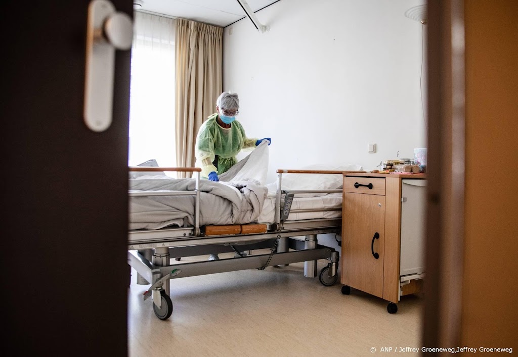 Aantal mensen met corona in ziekenhuizen neemt nog iets verder af
