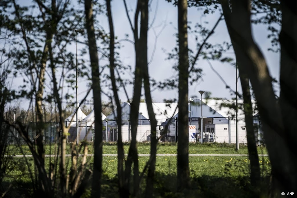 Weer asielzoekers nacht op stoelen door drukte opvang Ter Apel