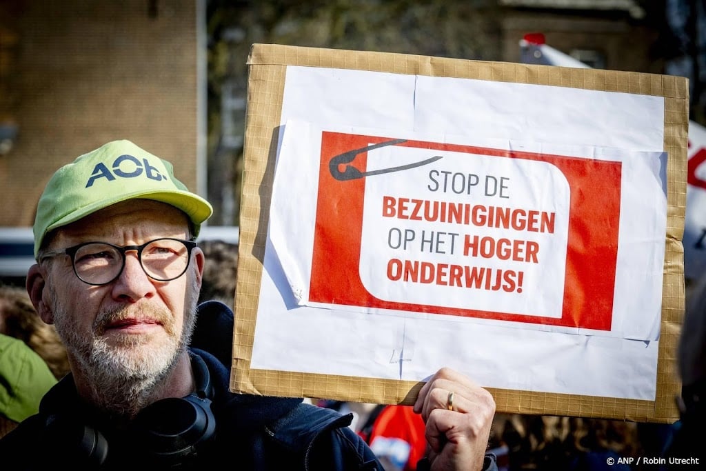 Onderwijsbond: kabinet weg, bezuinigingen weg
