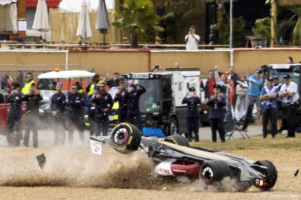 Formule 1-coureur Zhou ongedeerd na horrorcrash op Silverstone