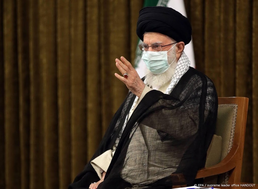 Geestelijk leider Iran zegent nieuw president in