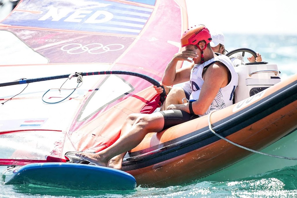 Bronzen windsurfer Van Opzeeland baalt van jurybesluit bij start