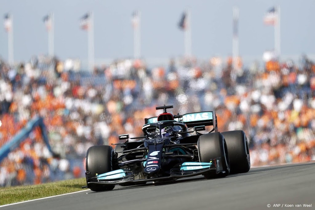 Hamilton nipt sneller dan Verstappen in eerste training