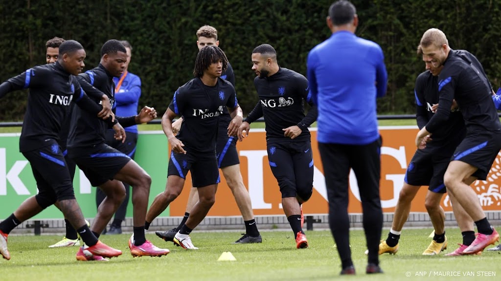Oranje start met Dumfries en Berghuis tegen Montenegro