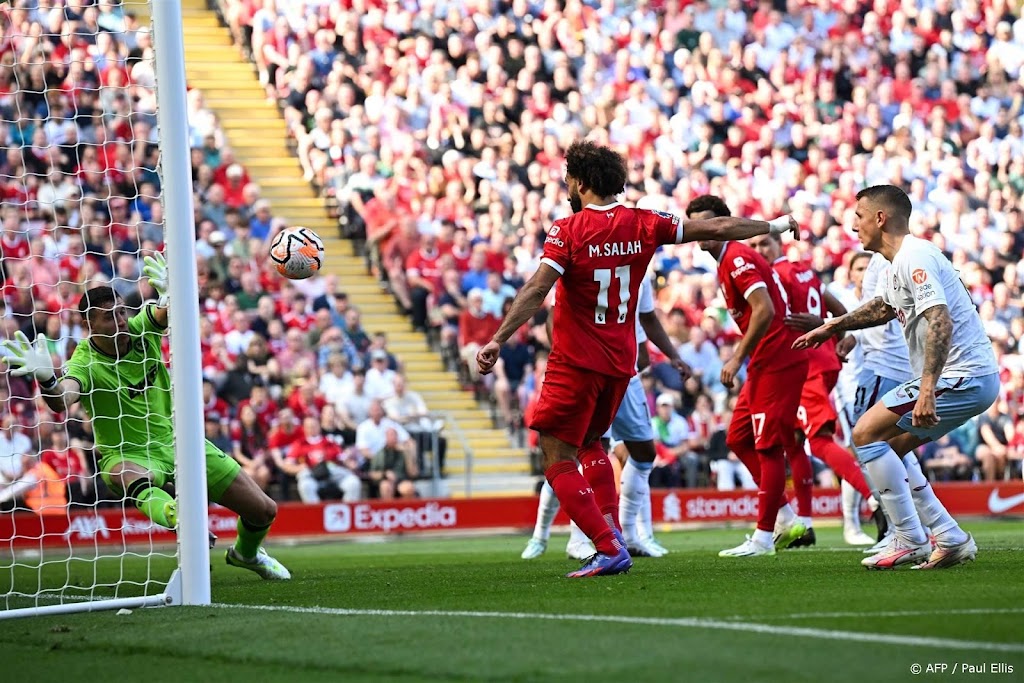 Ongeslagen Liverpool wint overtuigend van Aston Villa
