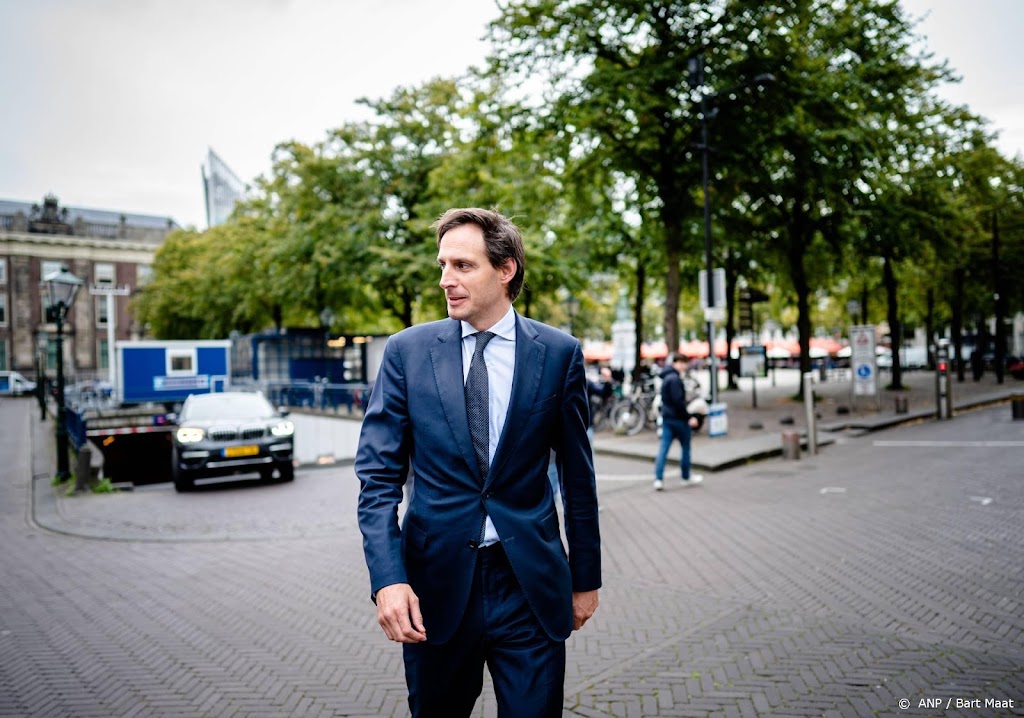 Oppositie wil opheldering over belang Hoekstra in brievenbusfirma