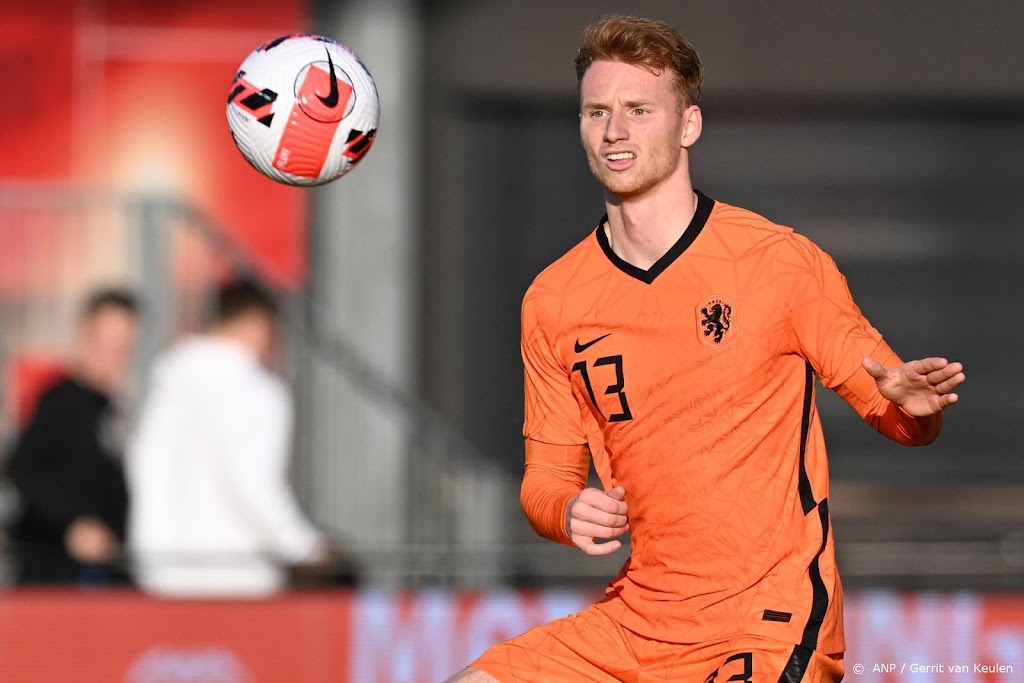 Blessure houdt Schalke-verdediger Van den Berg lang aan de kant