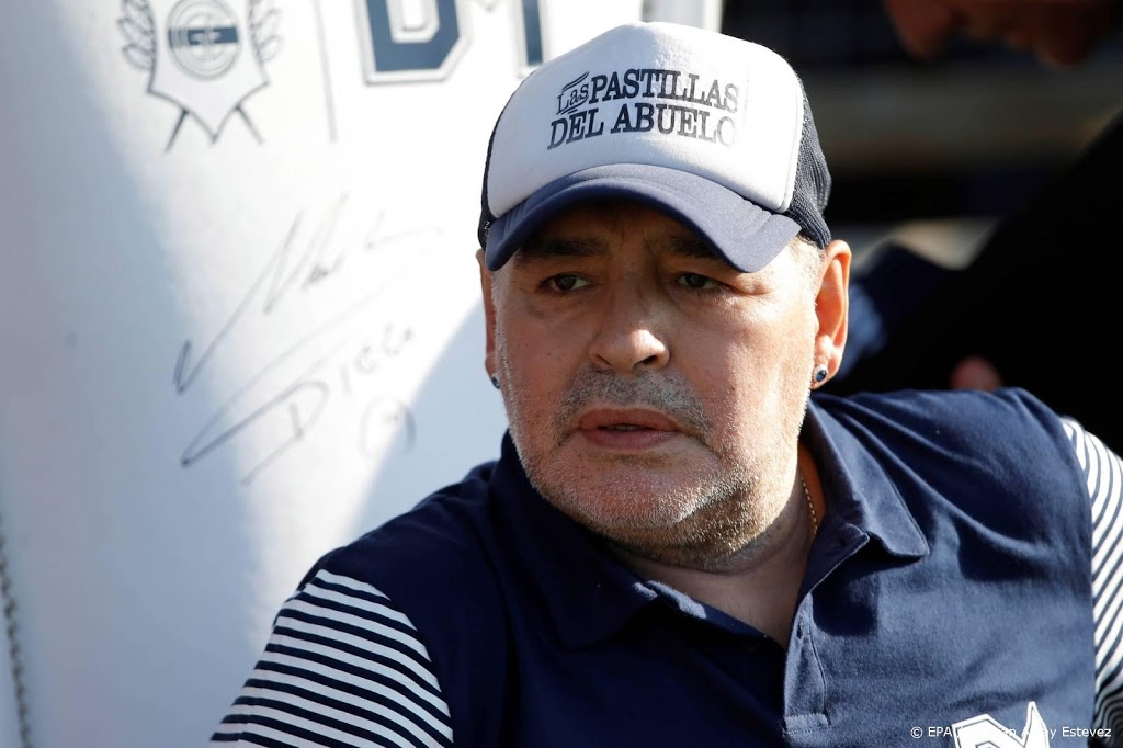 'Oud-voetballer Maradona opgenomen in ziekenhuis'