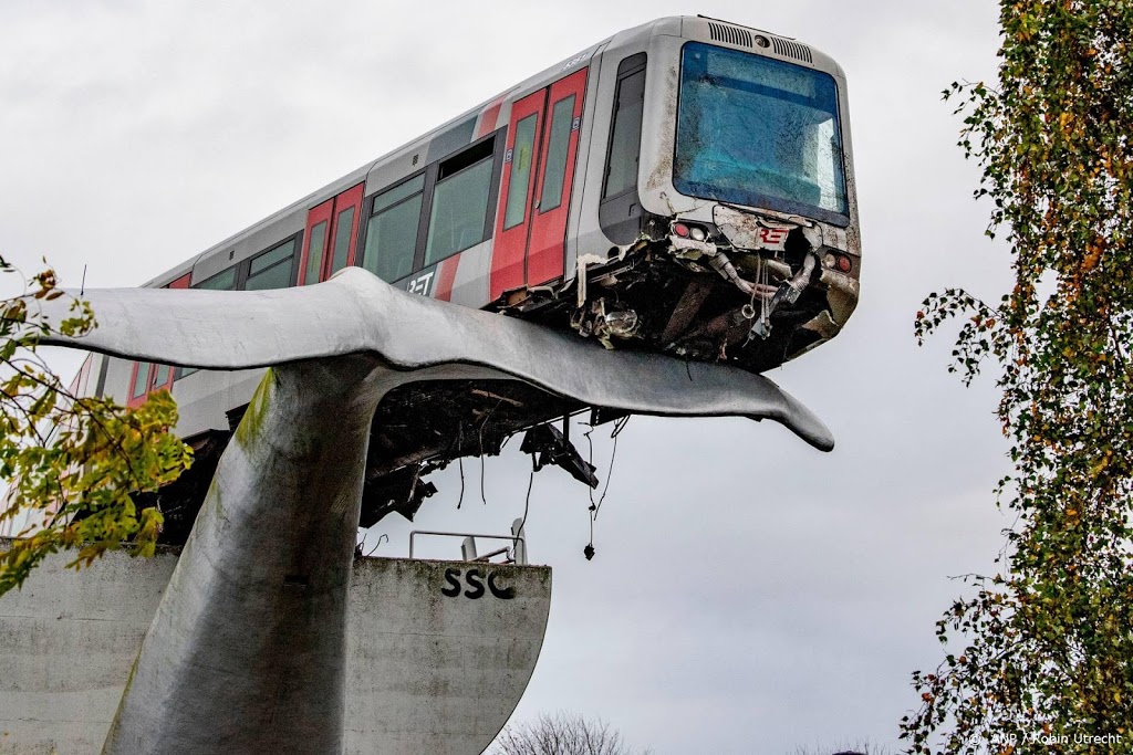 Berging van op kunstwerk hangende metro in Spijkenisse