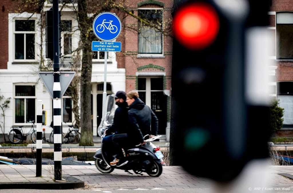 Wethouders grote steden: maak haast met helmplicht snorfietsers