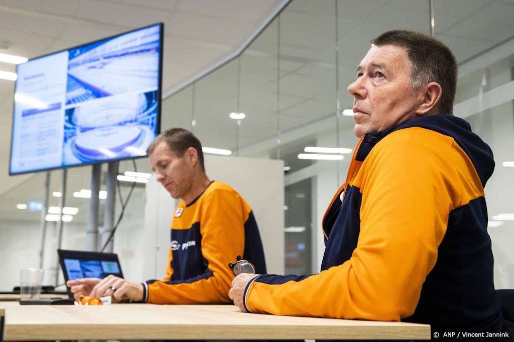 Schaatsbondscoach Coopmans naar ziekenhuis na harde val op ijs