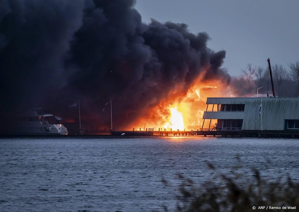 Hond gered bij grote brand in Amsterdam Nieuw-West